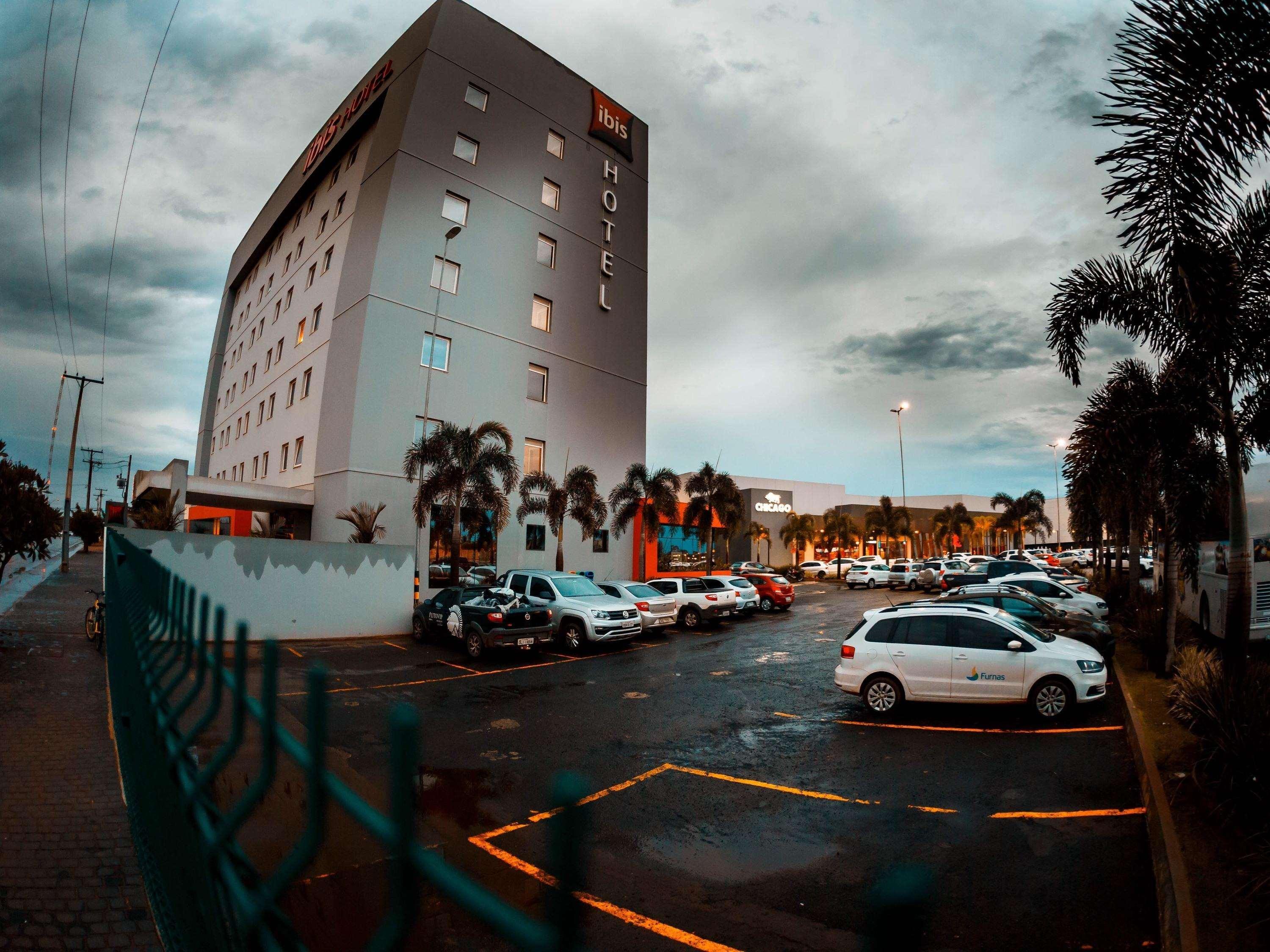 Hotel Ibis Jataí Esterno foto