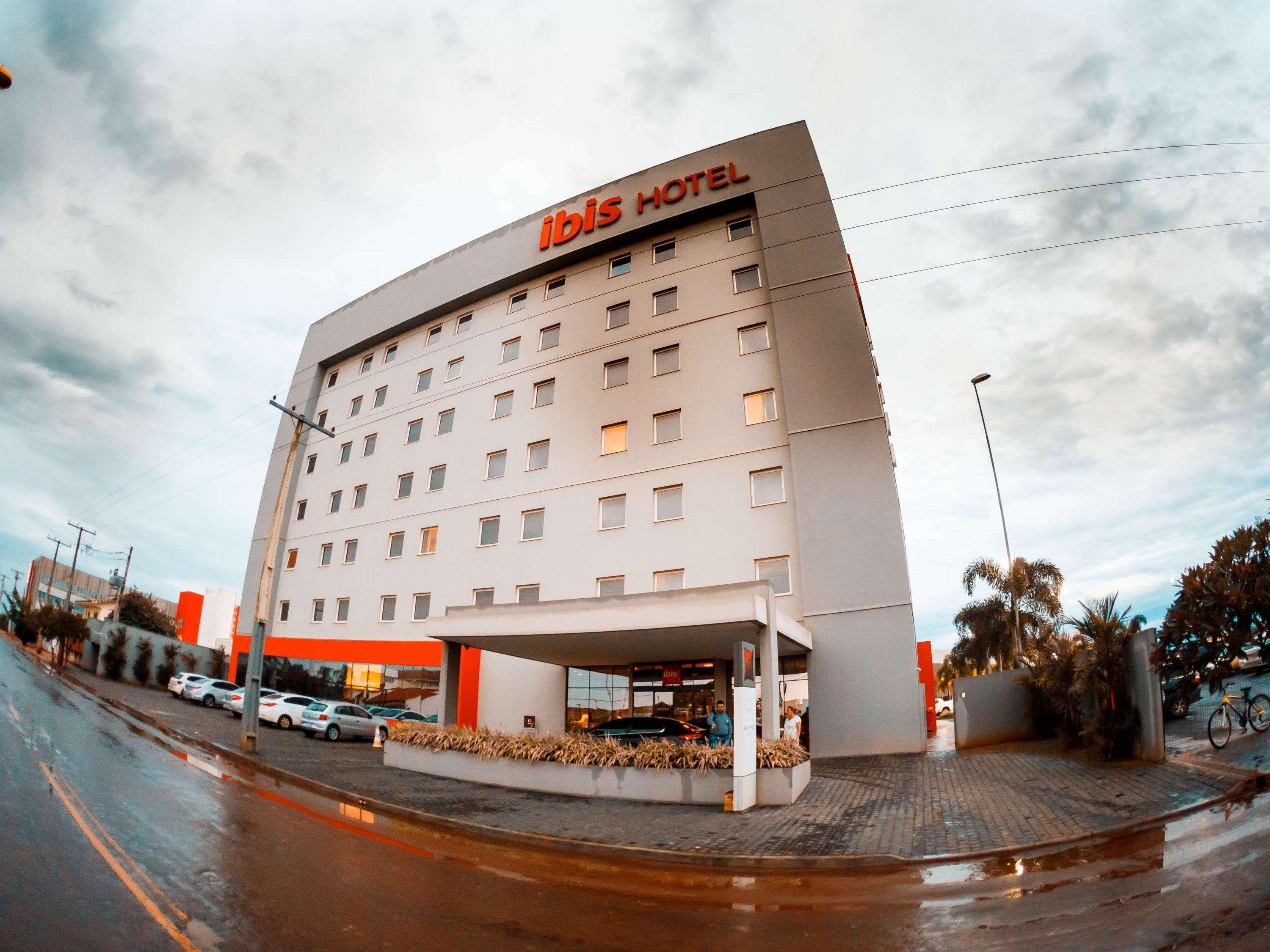 Hotel Ibis Jataí Esterno foto