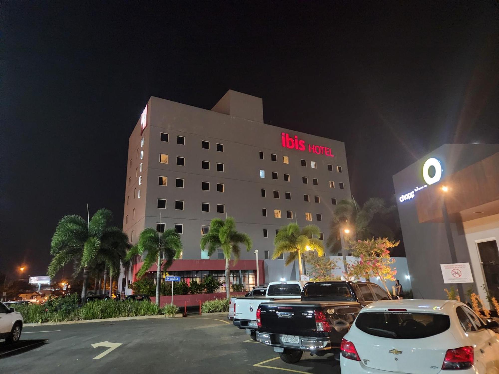 Hotel Ibis Jataí Esterno foto