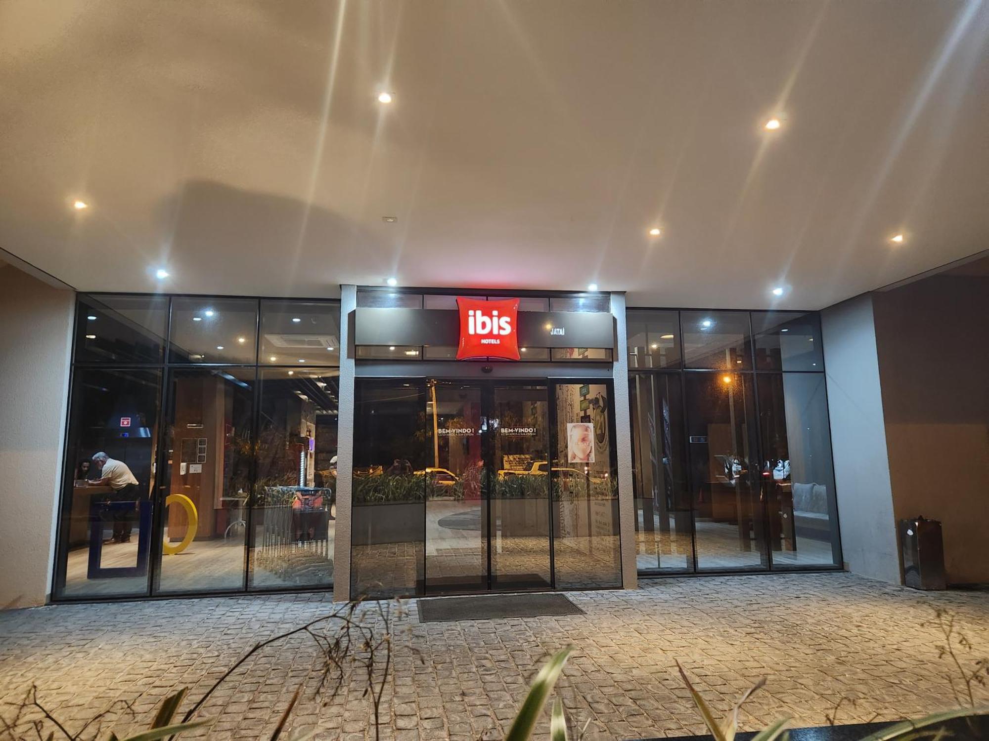 Hotel Ibis Jataí Esterno foto