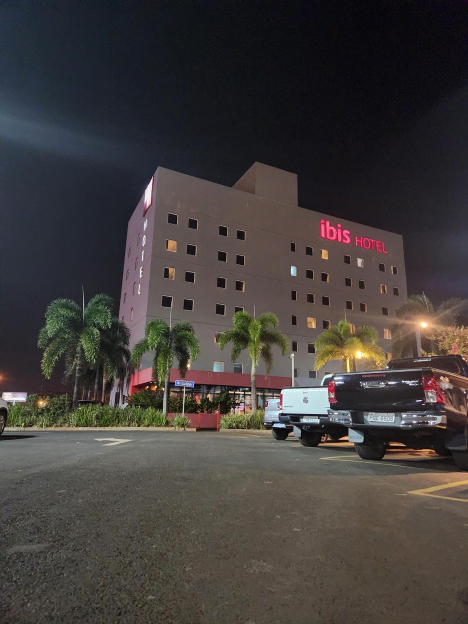Hotel Ibis Jataí Esterno foto