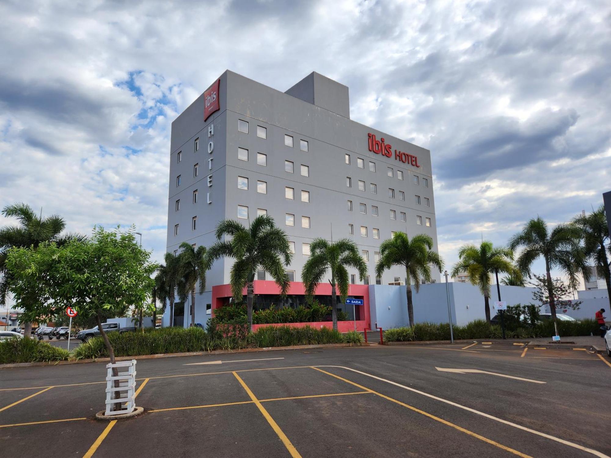 Hotel Ibis Jataí Esterno foto