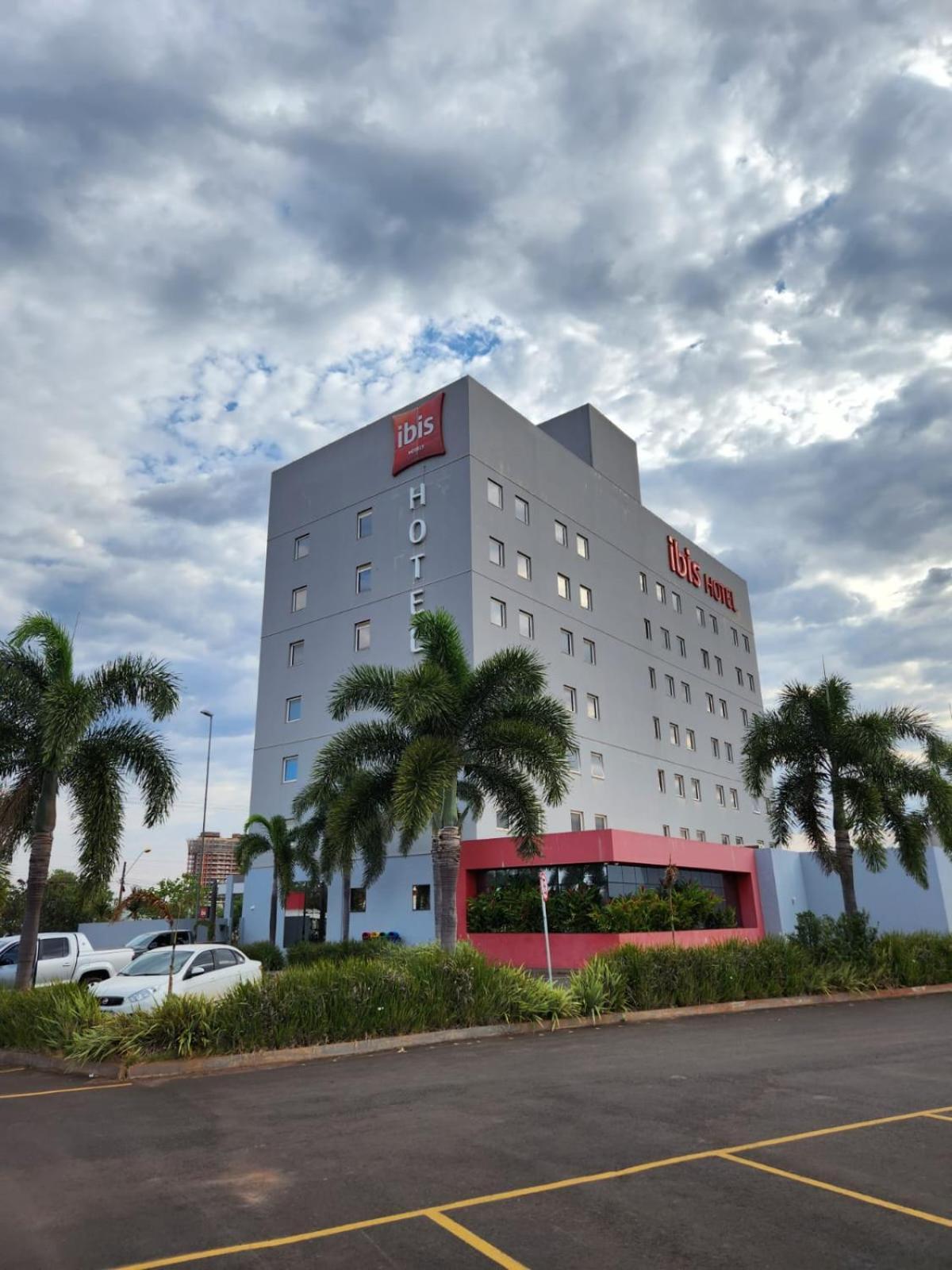 Hotel Ibis Jataí Esterno foto