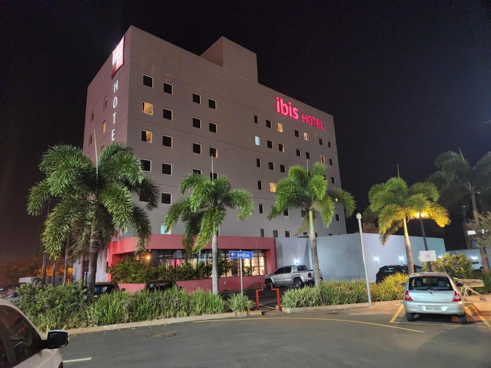 Hotel Ibis Jataí Esterno foto