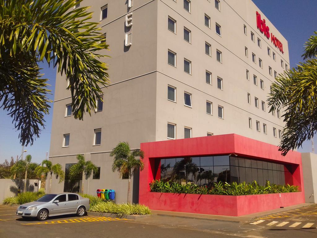 Hotel Ibis Jataí Esterno foto